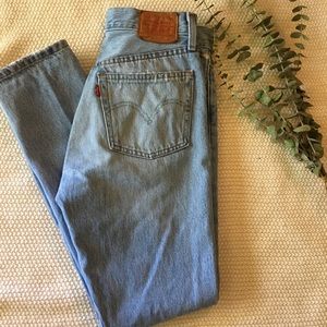 Light Levi Mom Jeans